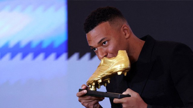 গোল্ডেন বুটে চুমু এমবাপ্পের, ‘অনেক বছর থাকার ইচ্ছা রিয়ালে ’