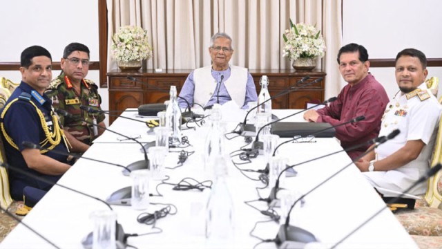 প্রধান উপদেষ্টার সঙ্গে নির্বাচনী প্রস্তুতি নিয়ে আলোচনা সভায় ৩ বাহিনীর প্রধান