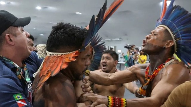 আদিবাসী ব্রাজিলিয়ান বিক্ষোভকারীদের বাঁধার মুখে কপ৩০ জলবায়ু সম্মেলনের প্রবেশপথ