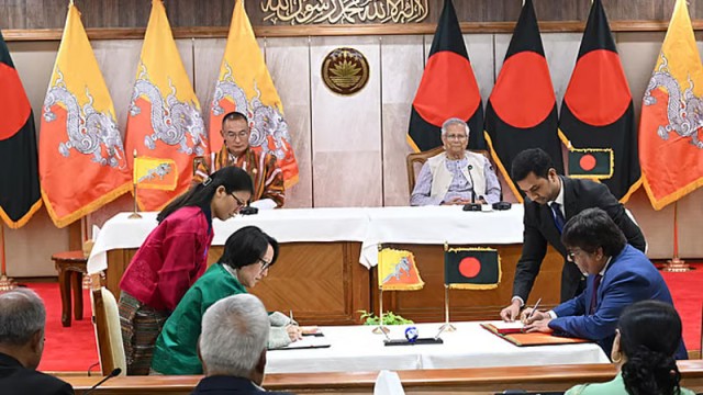 প্রধান উপদেষ্টা অধ্যাপক মুহাম্মদ ইউনূস ও ভুটানের প্রধানমন্ত্রী শেরিং তোবগের উপস্থিতিতে বাংলাদেশ ও ভুটানের মধ্যে দুটি সমঝোতা স্মারক (এমওইউ) সই হয়।