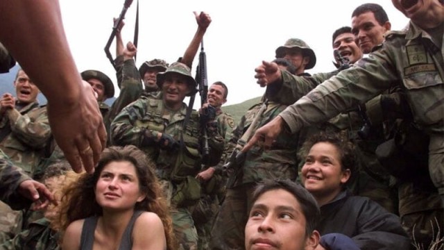 কলম্বিয়ায় ভাই হারানোর বেদনায় শোকাহত তরুণী