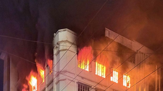 মিরপুরে বহুতল ভবনে আগুন, নিয়ন্ত্রণে ফায়ার সার্ভিস