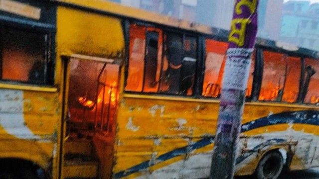 মিরপুরে বাসে আগুন