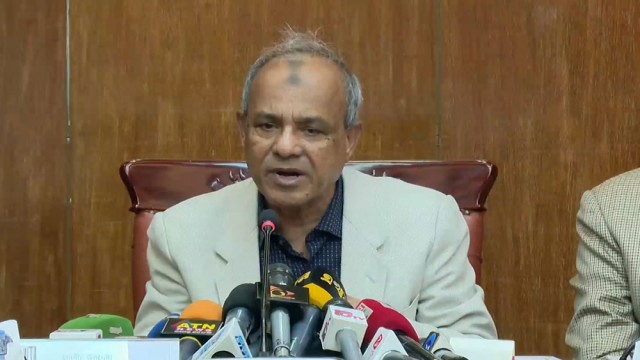 সাংবাদিকদের ব্রিফ করছেন স্বরাষ্ট্র উপদেষ্টা জাহাঙ্গীর আলম চৌধুরী