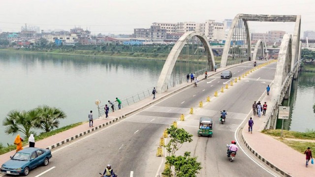 রাজধানীর হাতিরঝিলে একটি ককটেল বিস্ফোরণের ঘটনা ঘটেছে। এ ঘটনায় একটি মোটরসাইকেলে আগুন ধরে যায়।