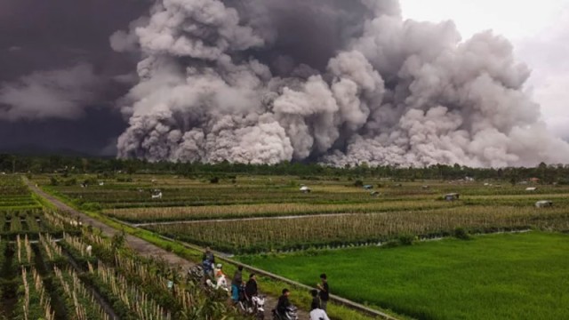 আগ্নেয়গিরির অগ্ন্যুৎপাতে ইন্দোনেশিয়ায় অনেক মানুষ আশ্রয়কেন্দ্রে