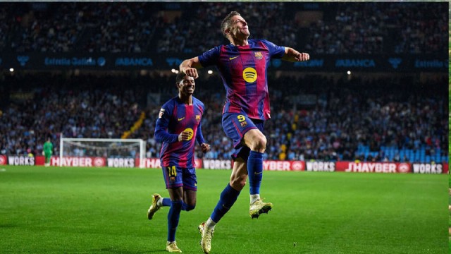 হ্যাটট্রিক করার পর উড়ন্ত রবার্ট লেভানডভস্কি