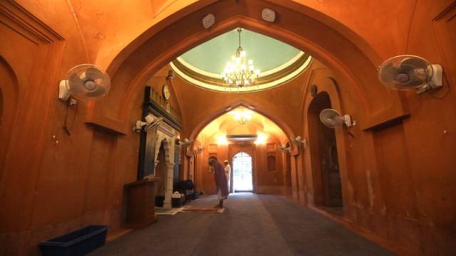 মুঘল আমলের মসজিদ কারওয়ান বাজারে