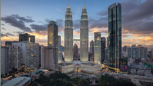 ঘুরে আসুন মালয়েশিয়া