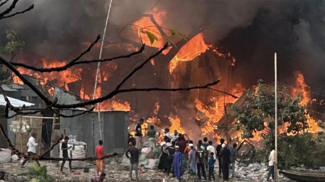 রাজধানীর কড়াইল বস্তিতে লাগা আগুন বেশ বড় আকারে রূপ নিয়েছে। ক্রমশ চারপাশে ছড়িয়ে পড়ছে এটি। পানির অভাবে...