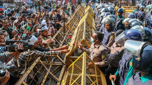 ৪৭তম বিসিএসের লিখিত পরীক্ষার তারিখ পেছানোর দাবিতে শাহবাগে আন্দোলনরত প্রার্থীদের দমাতে পুলিশ বাধা দেয়...
