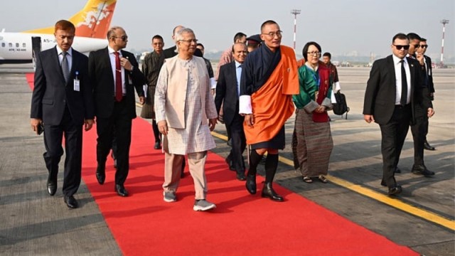 বিমানবন্দরে ভুটানের প্রধানমন্ত্রীকে লাল গালিচা সংবর্ধনা