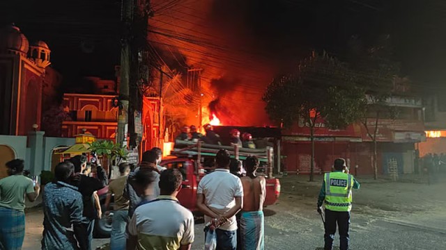 সিলেটের পাঠানটুলা এলাকায় নবাবী মসজিদের পাশে কয়েকটি ব্যবসাপ্রতিষ্ঠান ও গাড়ি মেরামতের দোকানে আগুন লাগা...