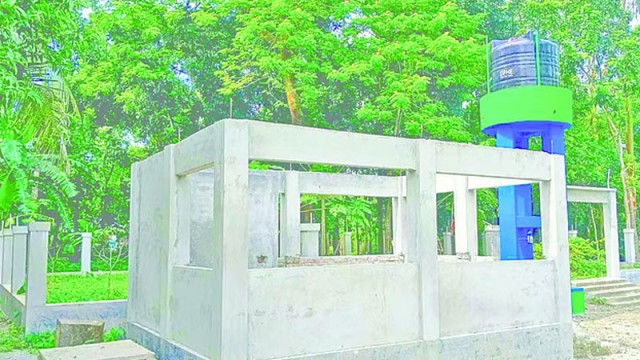 সরকারি বরাদ্দের ২৪ লাখ টাকায় সচিবের বাড়ির কবরস্থান উন্নয়ন