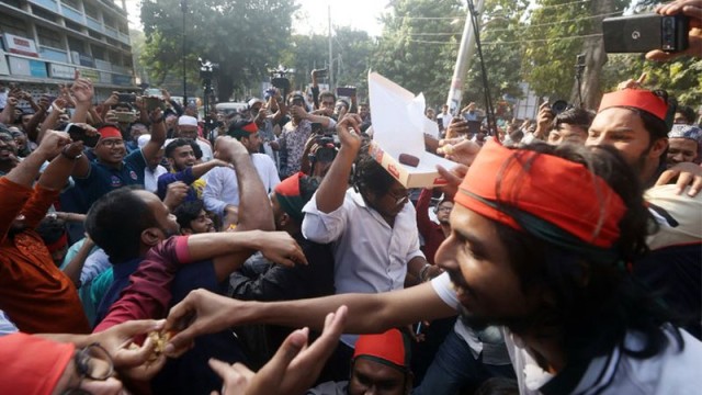 হাসিনা ও কামালের ফাঁসির রায়ে মিষ্টি বিতরণ