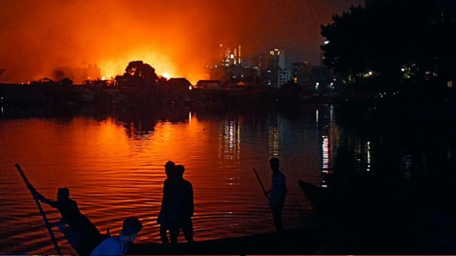 সবকিছু পুড়ে ছাই, খোলা আকাশের নিচে মানুষের ঠাঁই