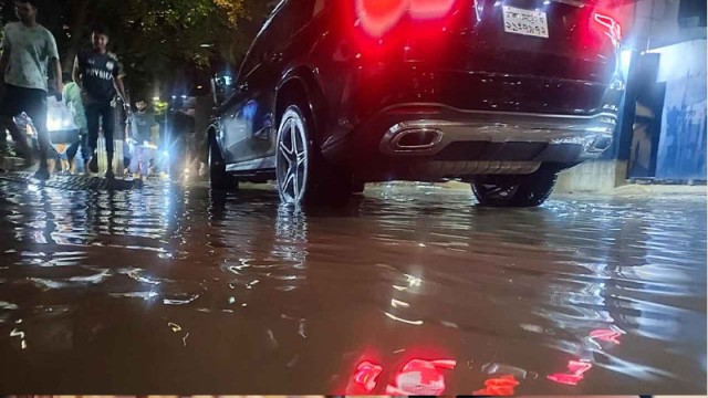 ভারীবর্ষণে জলাবদ্ধতায় ঢাকা শহর,ধীরগতিতে যানবাহন